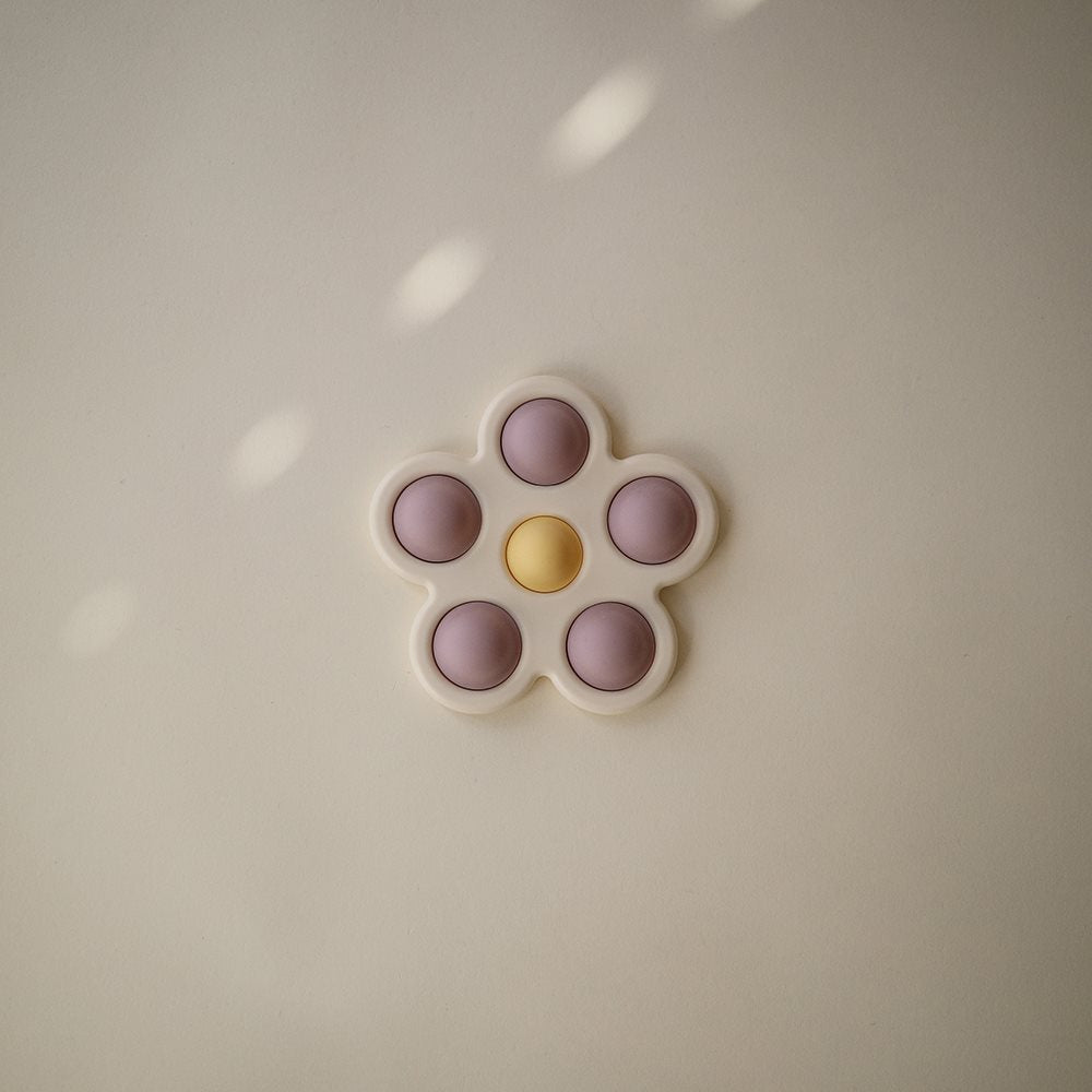 Mushie press toy - blomst - soft lilac